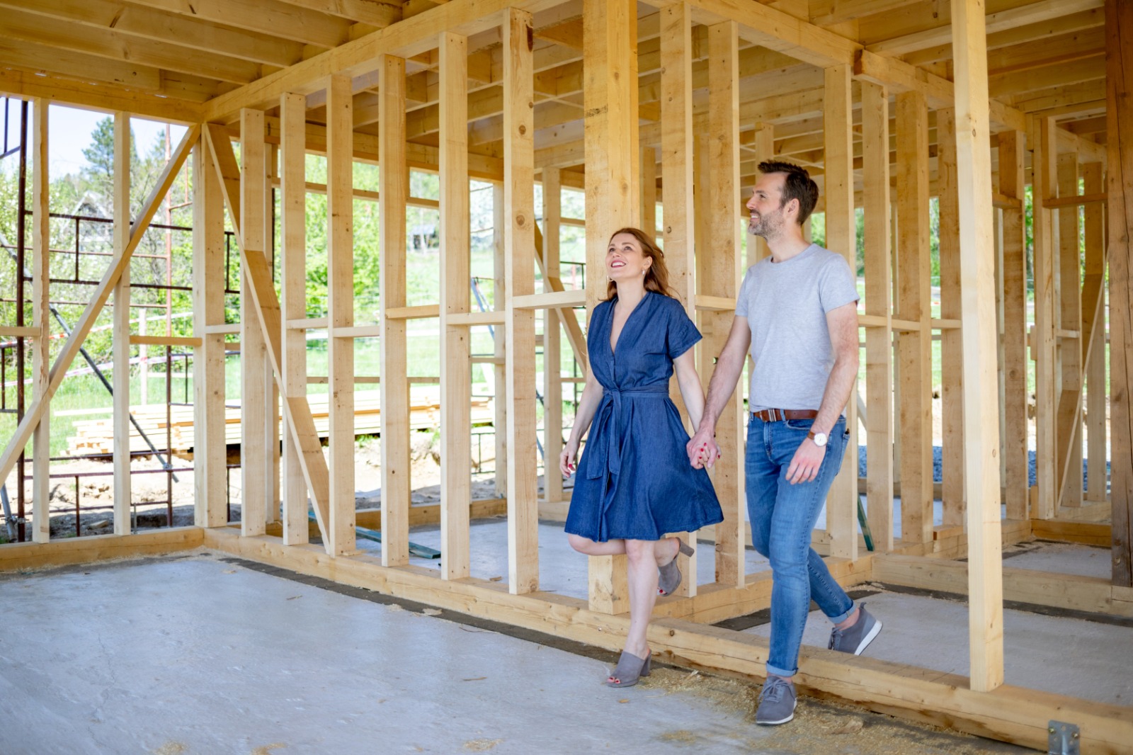 Coppia di persone che visitano una casa in legno